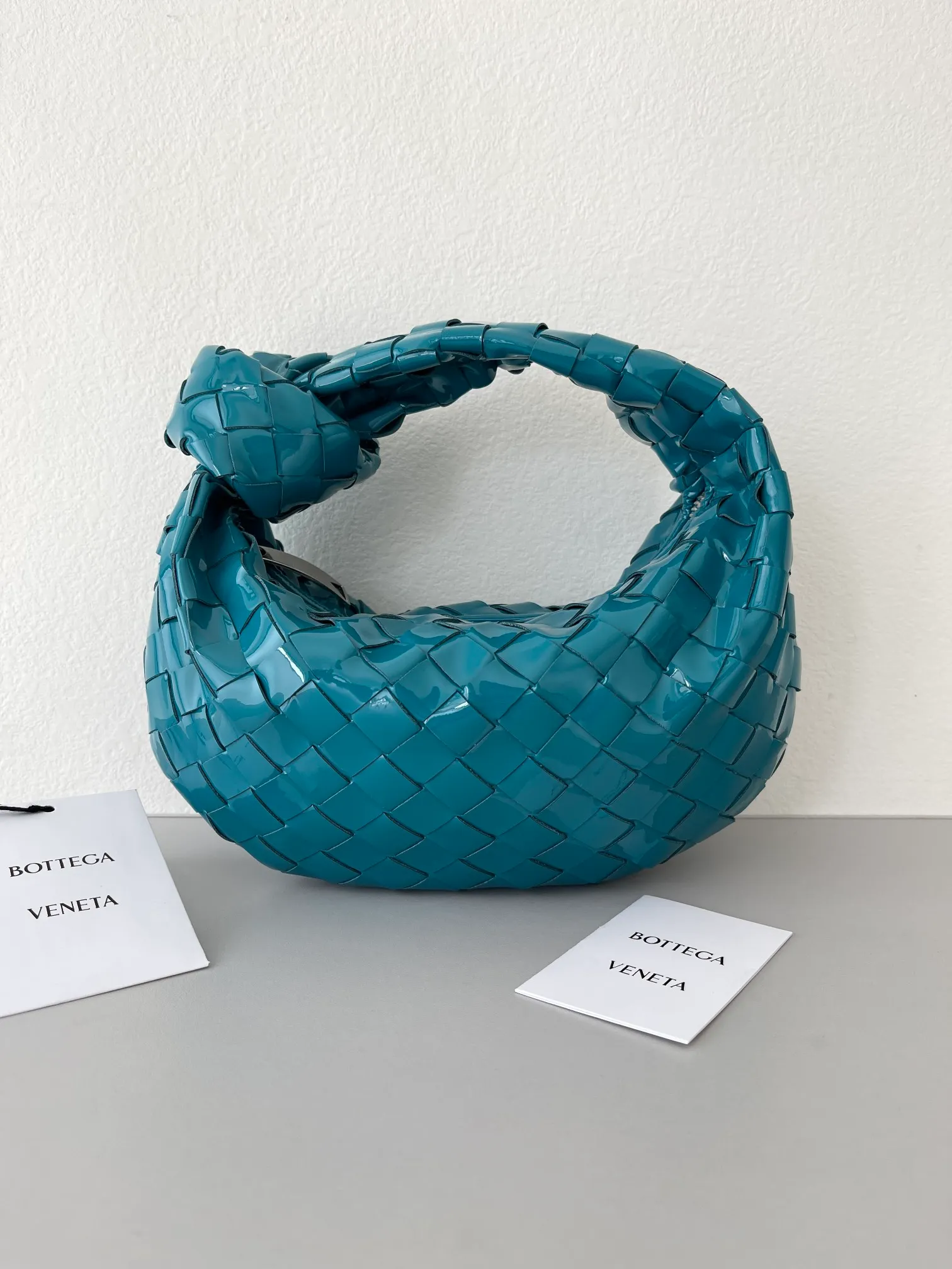 Mini Jodie Patent Leather New Color Bottega Veneta ͙.——The latest woven knotted hobo, the bag has a unique shape, is particularly practical and durable. It retains the traditional woven elements while being a little more flamboyant ~ Made of hand-woven cowhide, zipper opening and closing, curved seamless structure, effortless to match, highly recommended ⚠️⚠️⚠️ Size: 23cm*15cm*5cm